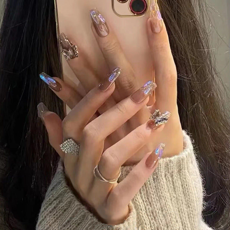 Pièce de nail art avec finition transparente en couleur glace et simplicité française