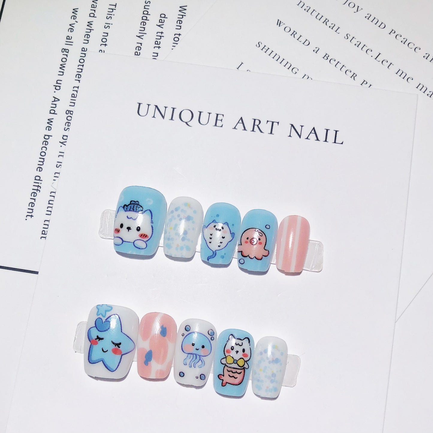 Dessin animé lapin caramel portant un joli coeur nail art