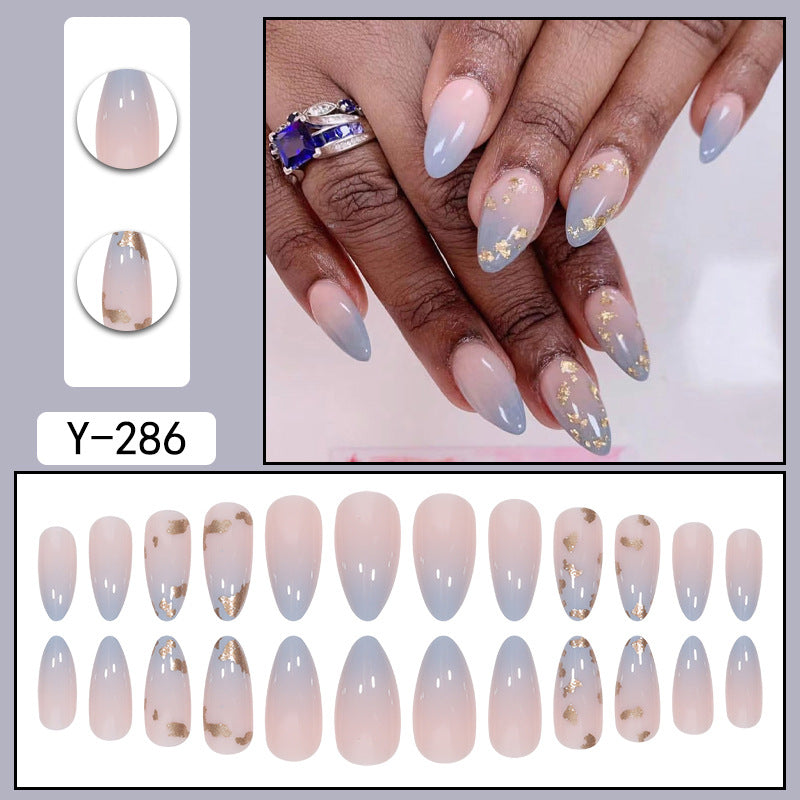 Faux ongles finis à porter avec des embouts d'usure Nail Art