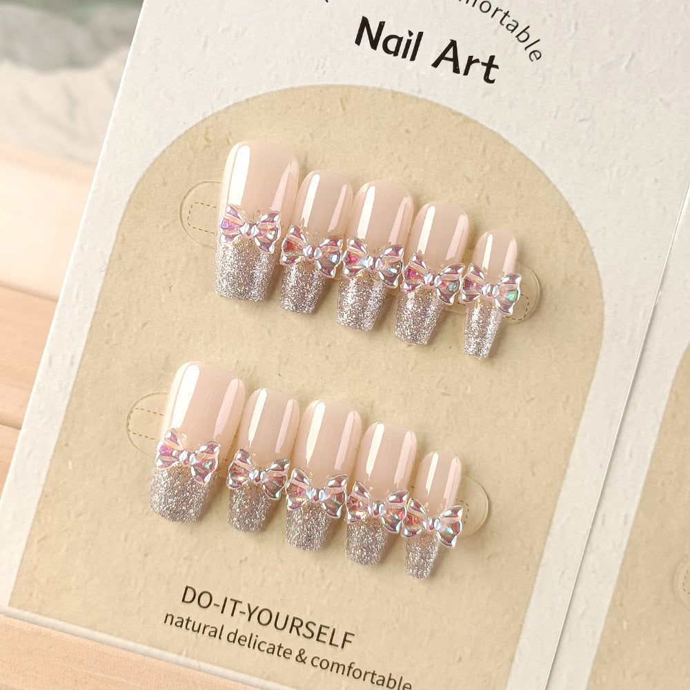 Nail Art élégant avec nœud éclair et taille thérapeutique