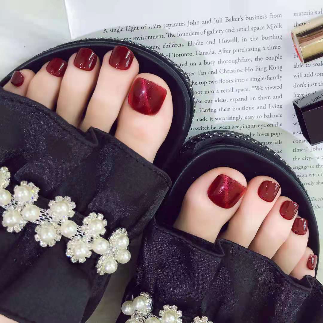 Ongles d'orteils détachables roses et chauds, finis avec un nail art de beauté