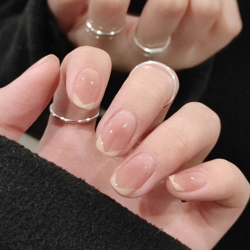 Pièce de nail art avec finition transparente en couleur glace et simplicité française