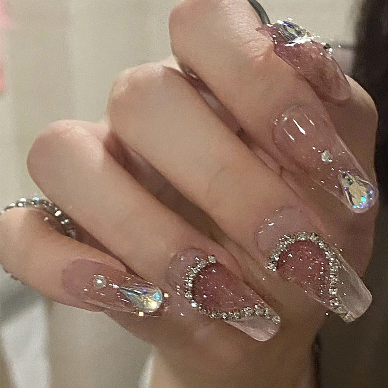 Nail Art fini avec des pointes de paillettes papillon en forme de diamant dans les débris