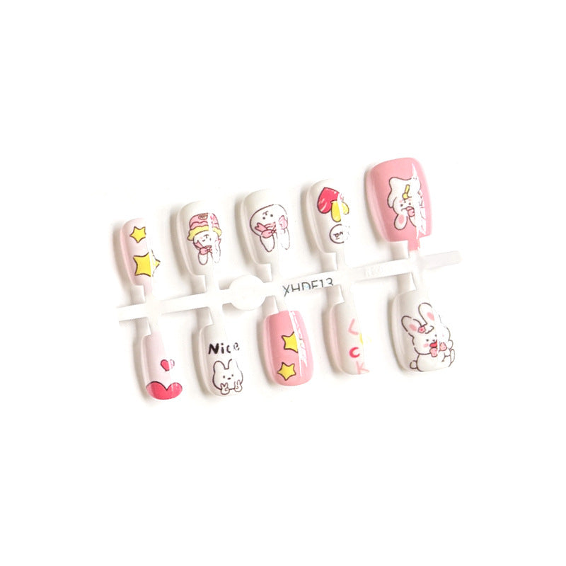 Nail art rose frais avec dessin animé de lapin