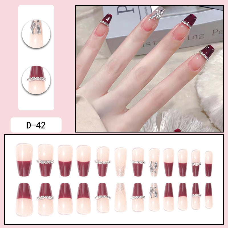 Porter une manucure à pointe Pure Desire Hot Nail Art