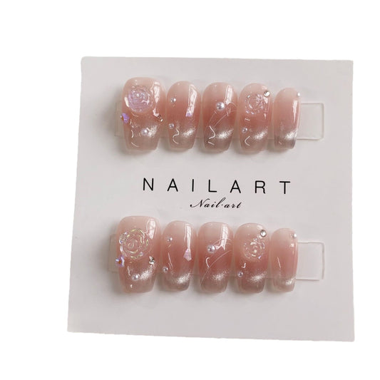 Nail art Aurora Diamond, la pièce de beauté de Camellia Cat