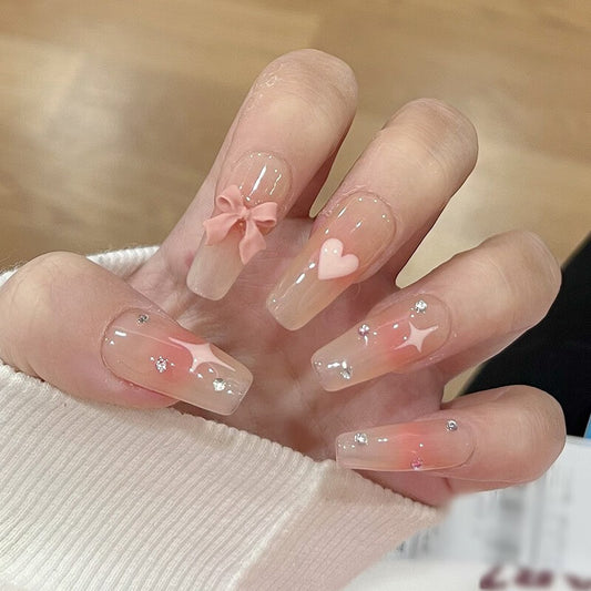 Nail Art détachable avec une jolie pointe en forme de cœur et un joli nœud papillon