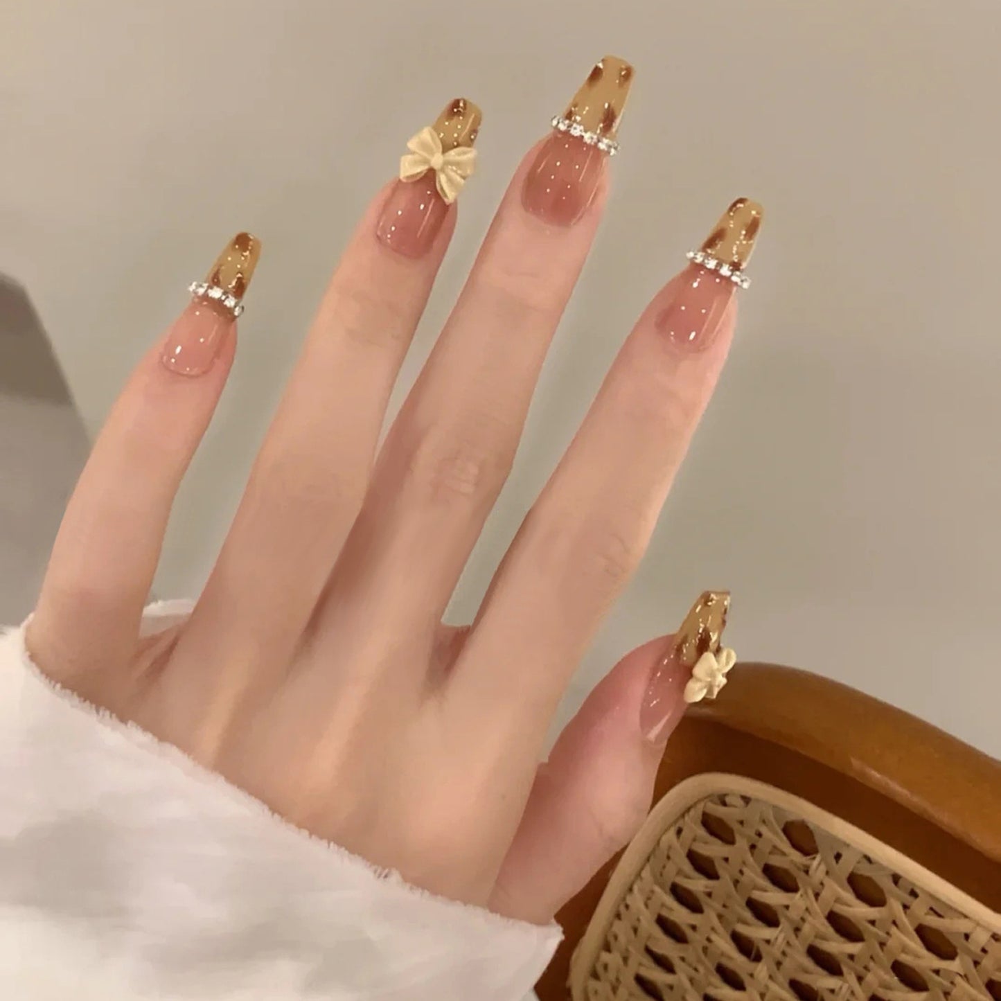 Pièce de nail art avec finition transparente en couleur glace et simplicité française