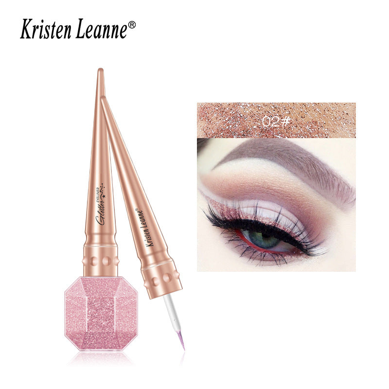 Eyeliner nacré couleur diamant brisé brillant