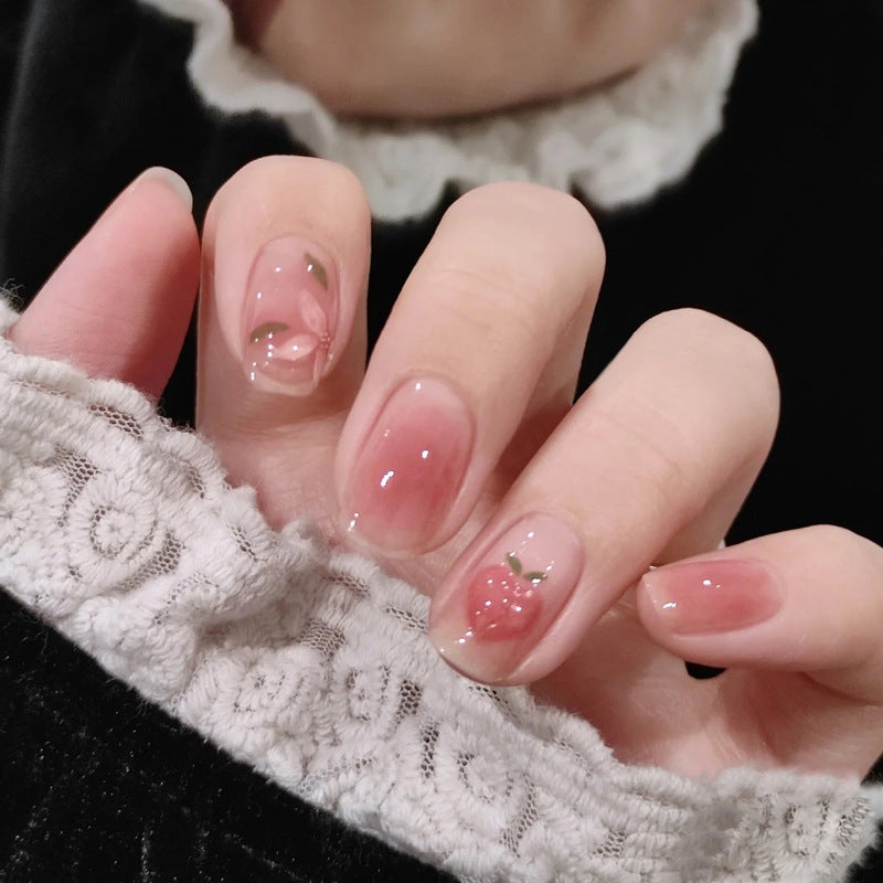 Pièce de nail art avec finition transparente en couleur glace et simplicité française