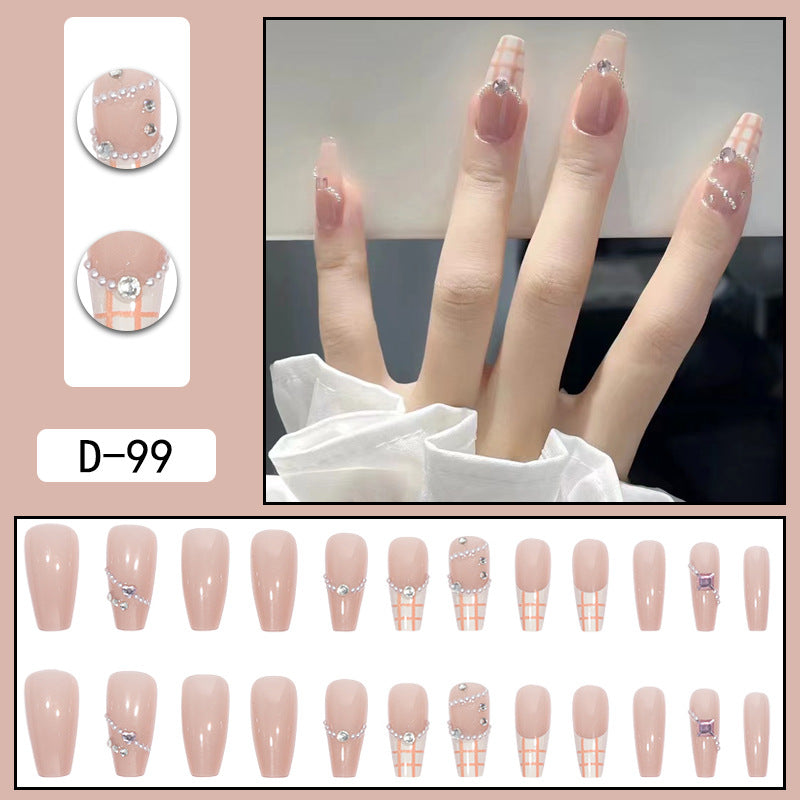 Porter une manucure à pointe Pure Desire Hot Nail Art