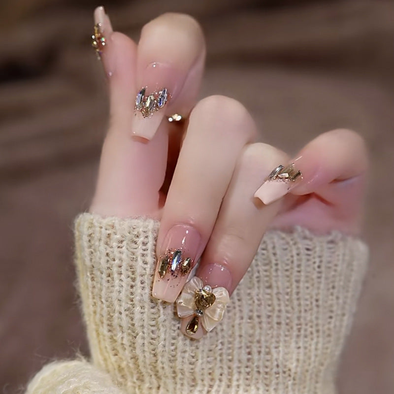 Pièce de nail art avec finition transparente en couleur glace et simplicité française