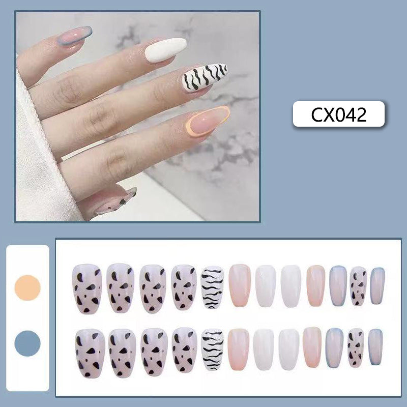 Faux ongles blancs givrés, pointe finie, nail art