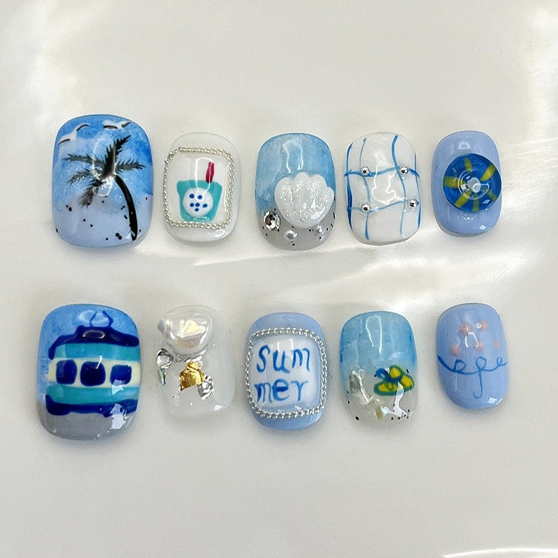 Nail Art court et mignon fait à la main avec un dessin animé