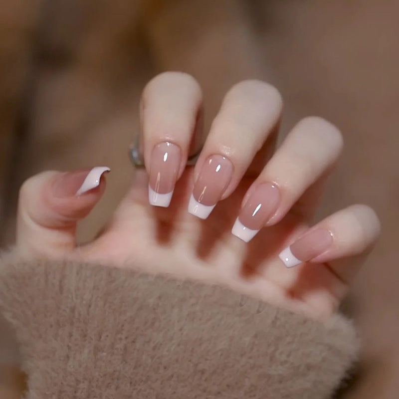 Pièce de nail art avec finition transparente en couleur glace et simplicité française