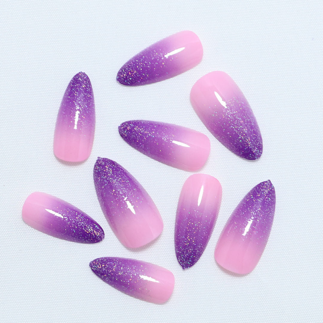 Nail Art doux à paillettes glacées clignotantes en dégradé de violet et d'amande