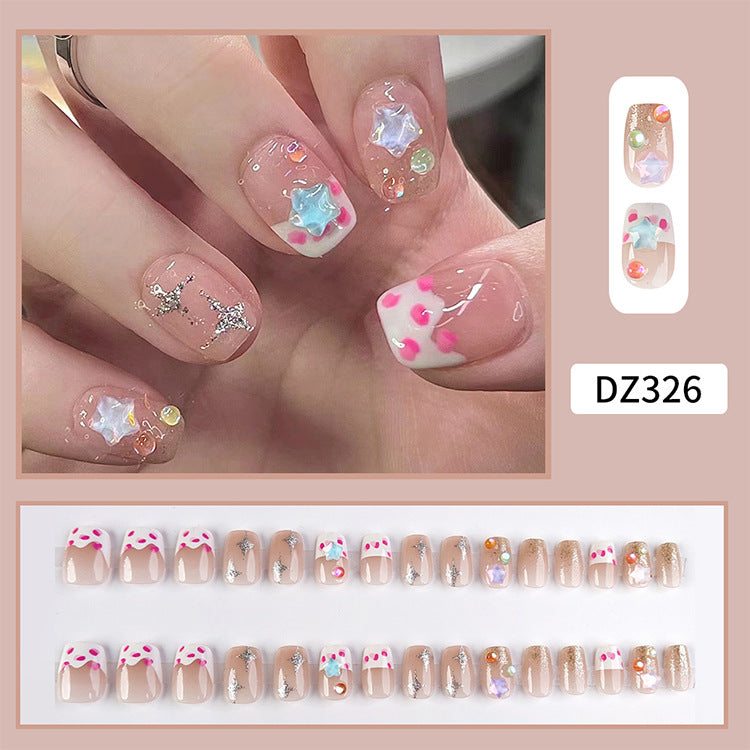 Nail Art avec patch de fleurs étoilées mi-longues