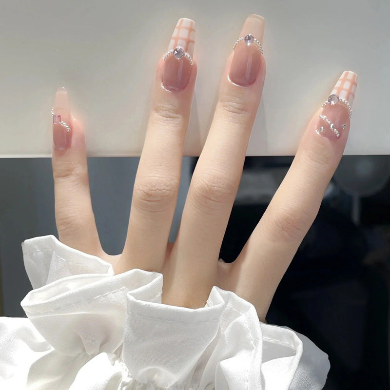 Pièce de nail art avec finition transparente en couleur glace et simplicité française