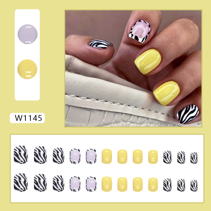 Manucure tendance et tendance, joli nail art floral en forme de cœur ondulé