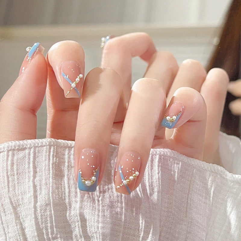 Nail Art fini avec des pointes de paillettes papillon en forme de diamant dans les débris