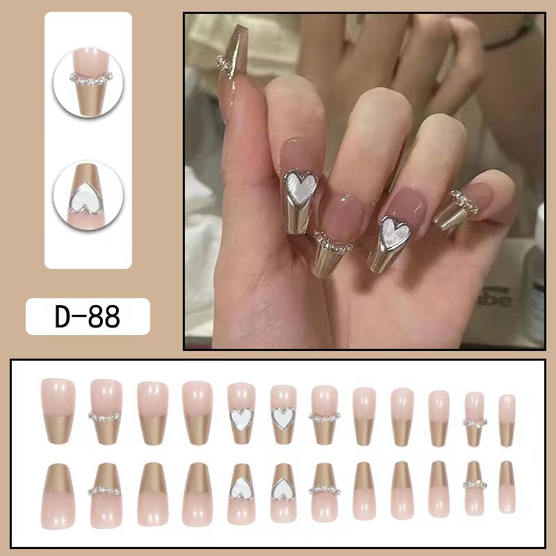 Porter une manucure à pointe Pure Desire Hot Nail Art