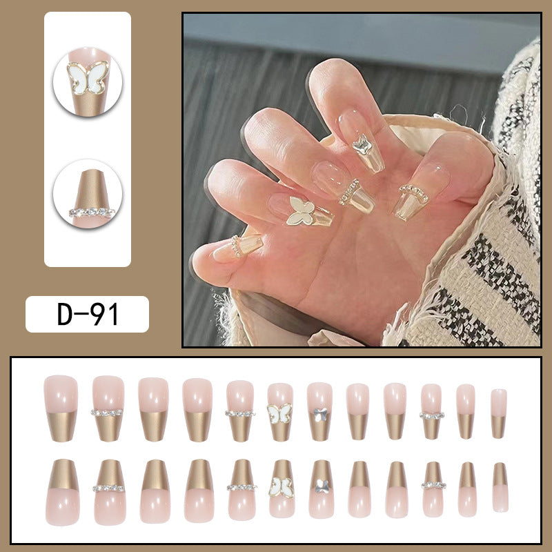 Porter une manucure à pointe Pure Desire Hot Nail Art