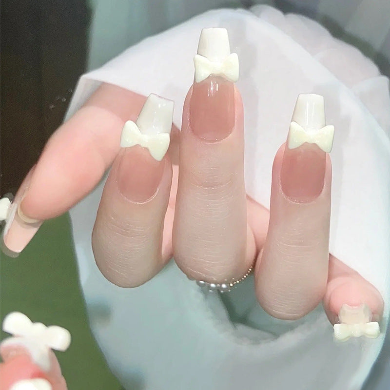 Nail Art fait main à la française avec finition longue