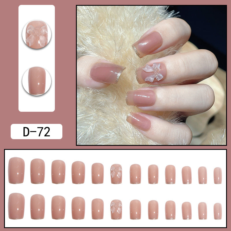 Porter une manucure à pointe Pure Desire Hot Nail Art