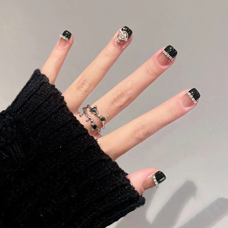 Pièce de nail art avec finition transparente en couleur glace et simplicité française