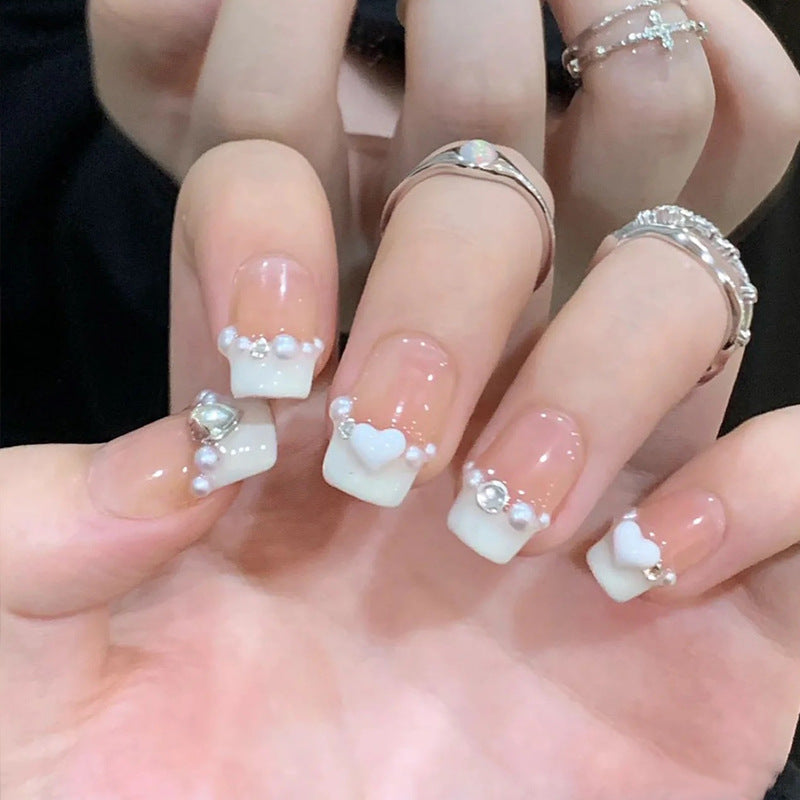 Pièce de nail art avec finition transparente en couleur glace et simplicité française