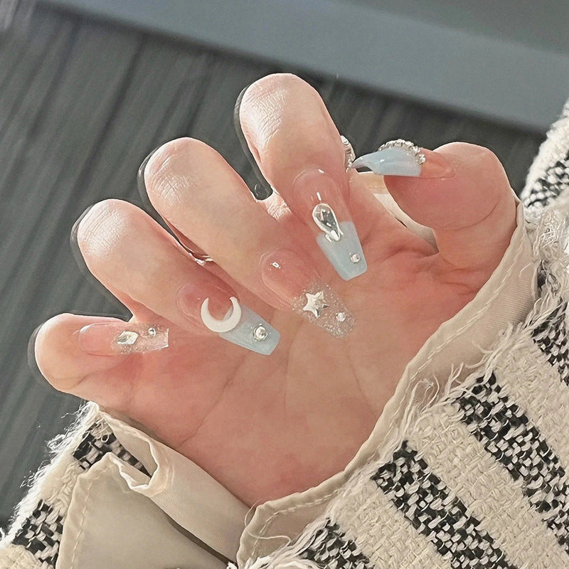 Pièce de nail art avec finition transparente en couleur glace et simplicité française