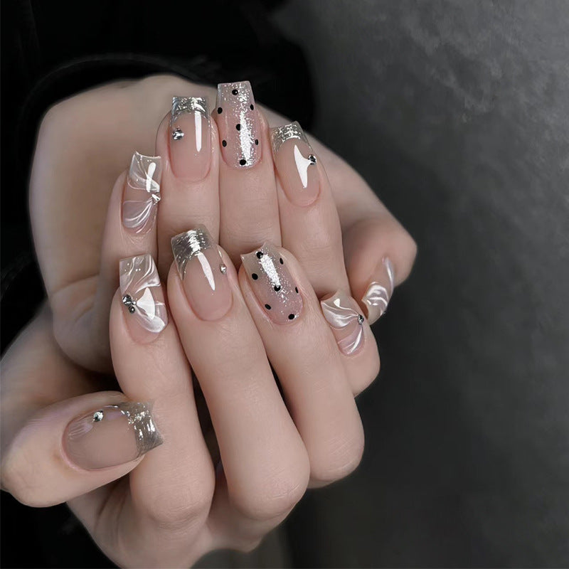 Nail Art fini avec des pointes de paillettes papillon en forme de diamant dans les débris