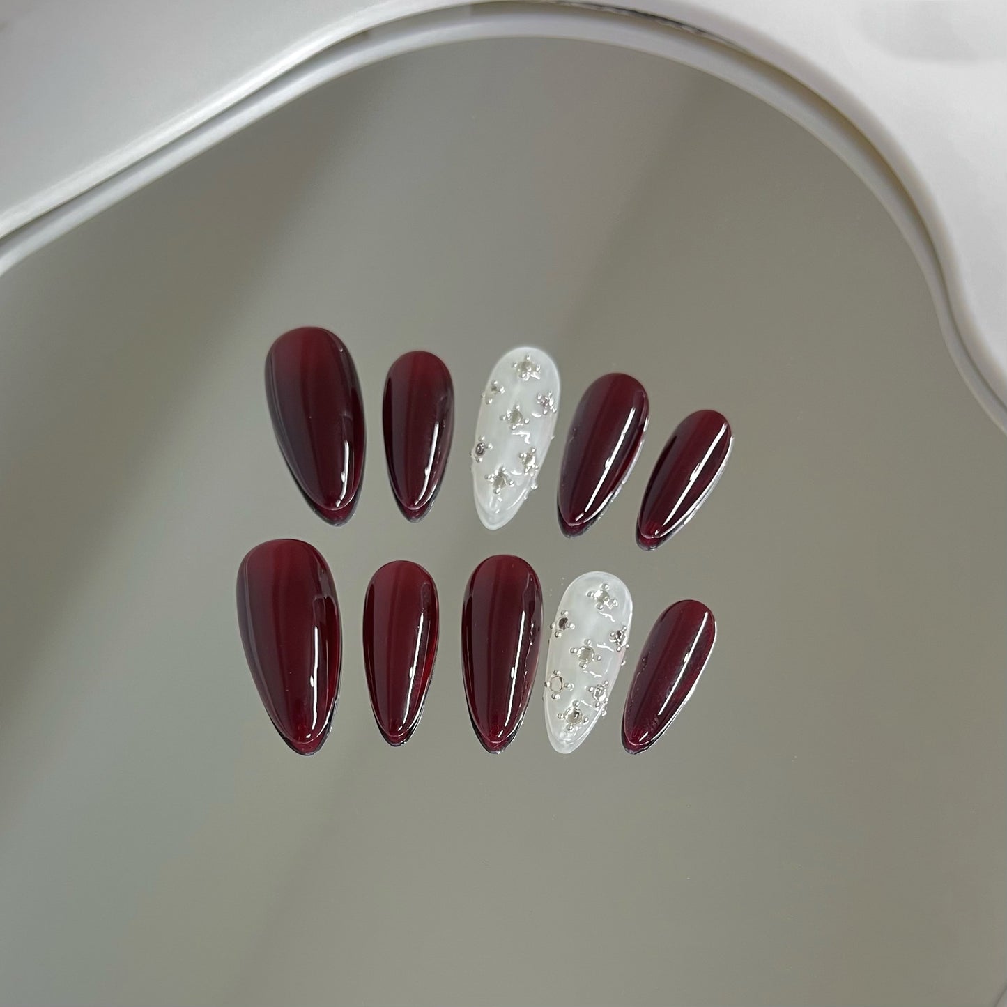 Nail Art fait main en couleur pure avec motif goutte d'eau rouge amande