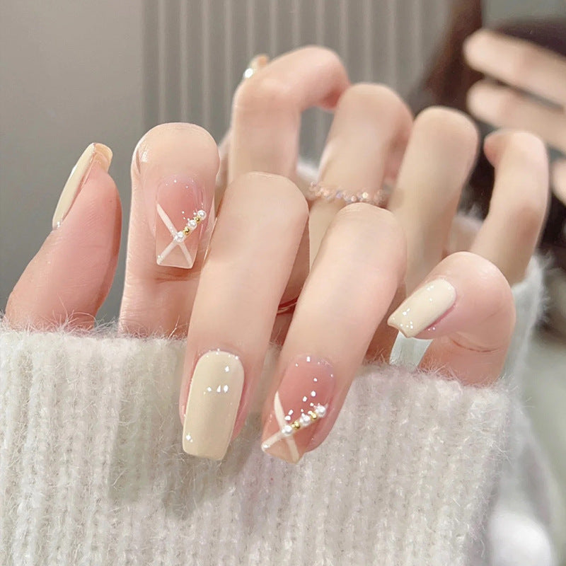 Pièce de nail art avec finition transparente en couleur glace et simplicité française