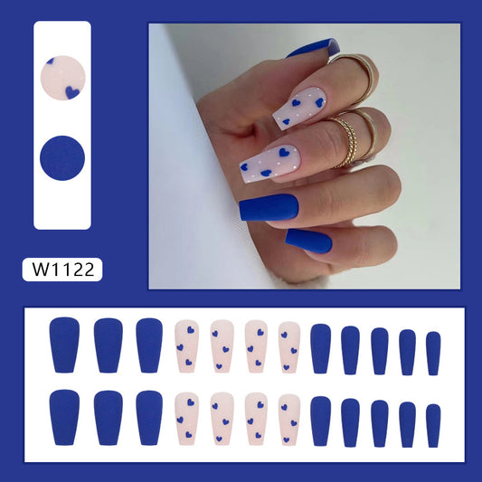 Manucure tendance et tendance, joli nail art floral en forme de cœur ondulé