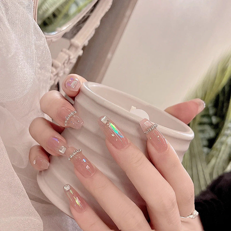 Pièce de nail art avec finition transparente en couleur glace et simplicité française