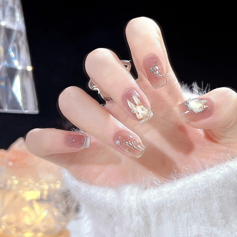 Pièce de nail art avec finition transparente en couleur glace et simplicité française