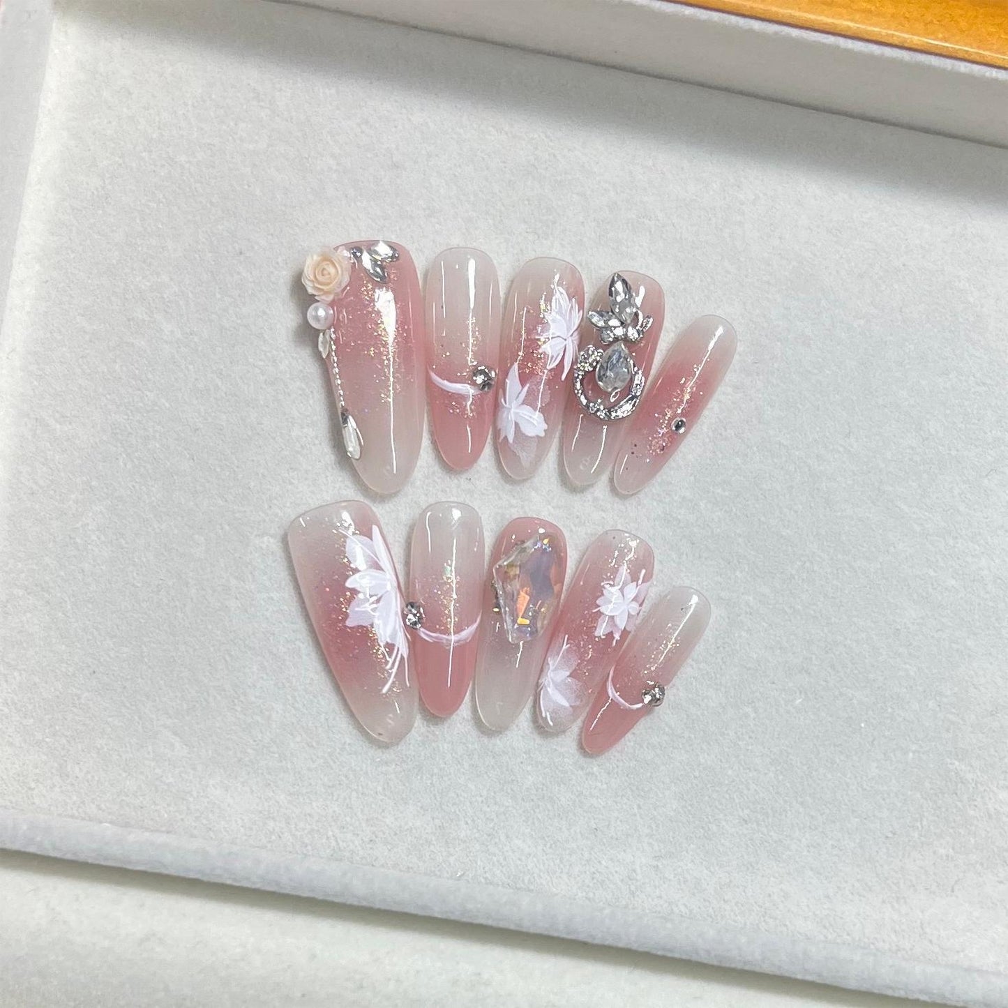 Luxury Gentle Gilding Gradient Flower Temperament White Nail Stickers