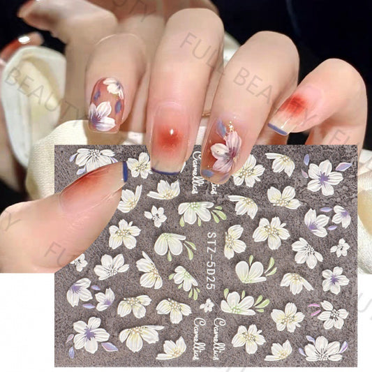 Avec des autocollants pour ongles frais et classiques à motif de camélia en fleurs