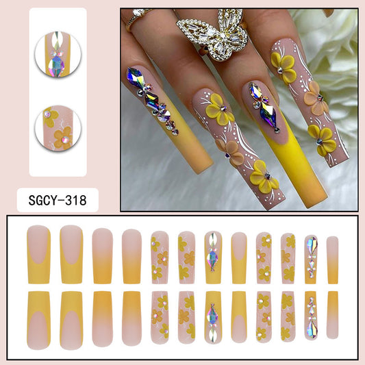 Nail Art en forme de fleur française avec strass