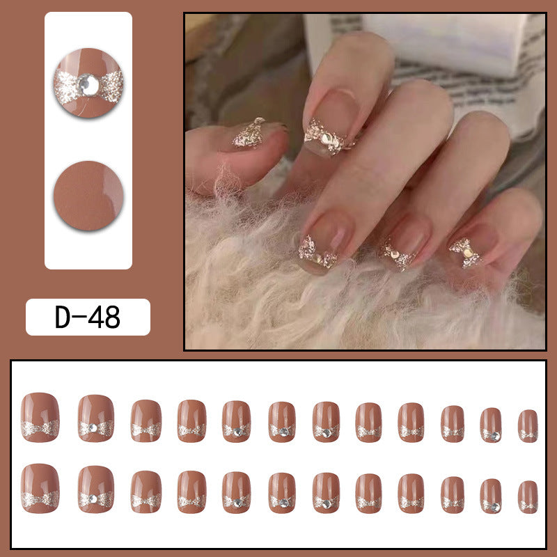 Porter une manucure à pointe Pure Desire Hot Nail Art