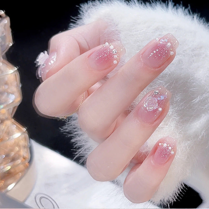 Pièce de nail art avec finition transparente en couleur glace et simplicité française