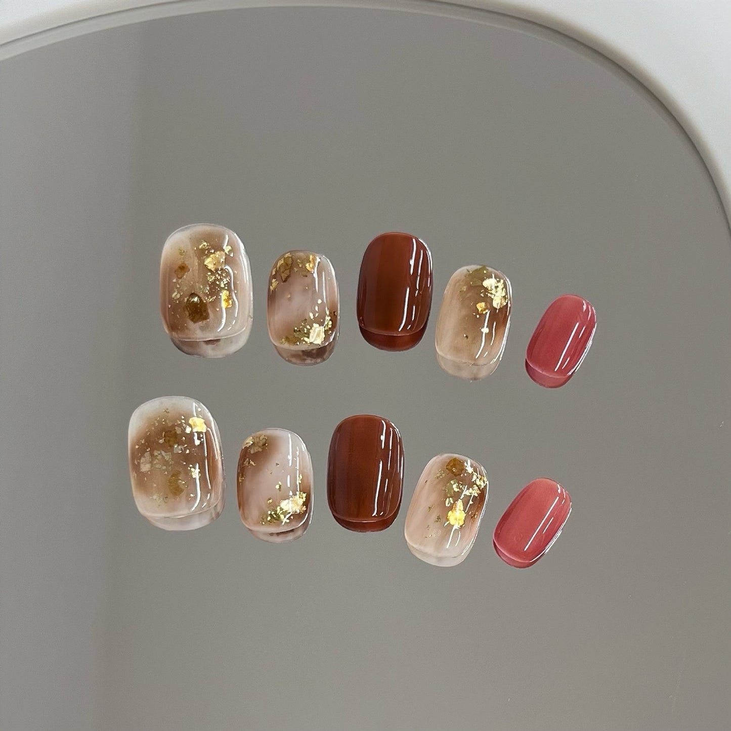 Faux ongles au café au lait, nail art