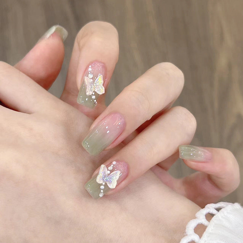 Nail Art fini avec des pointes de paillettes papillon en forme de diamant dans les débris