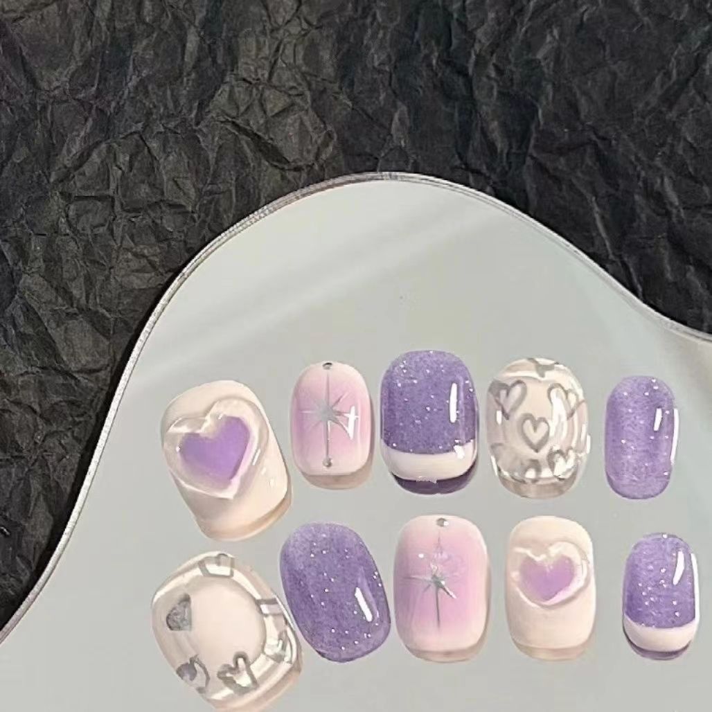 Nail art fait main avec des pointes de taro