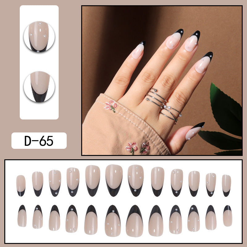 Porter une manucure à pointe Pure Desire Hot Nail Art