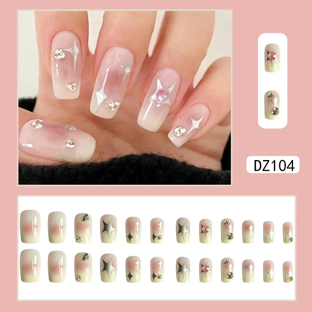 Nail Art avec patch de fleurs étoilées mi-longues