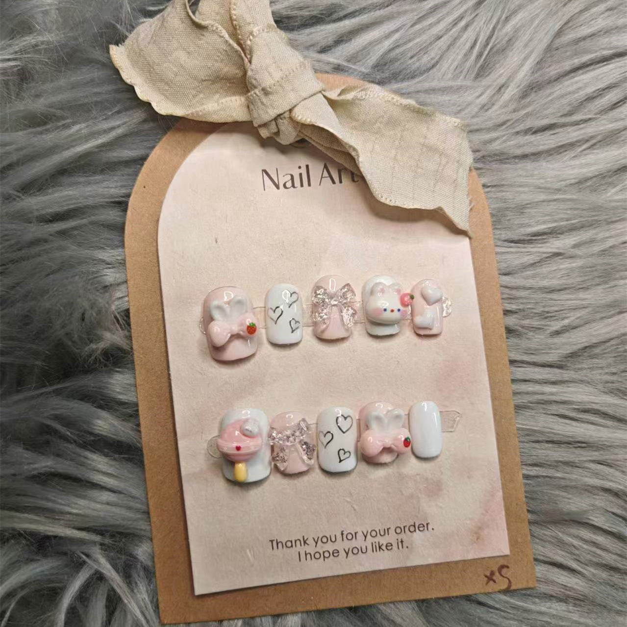 Porter une manucure Nail Art en forme de lapin mignon et grande sucette