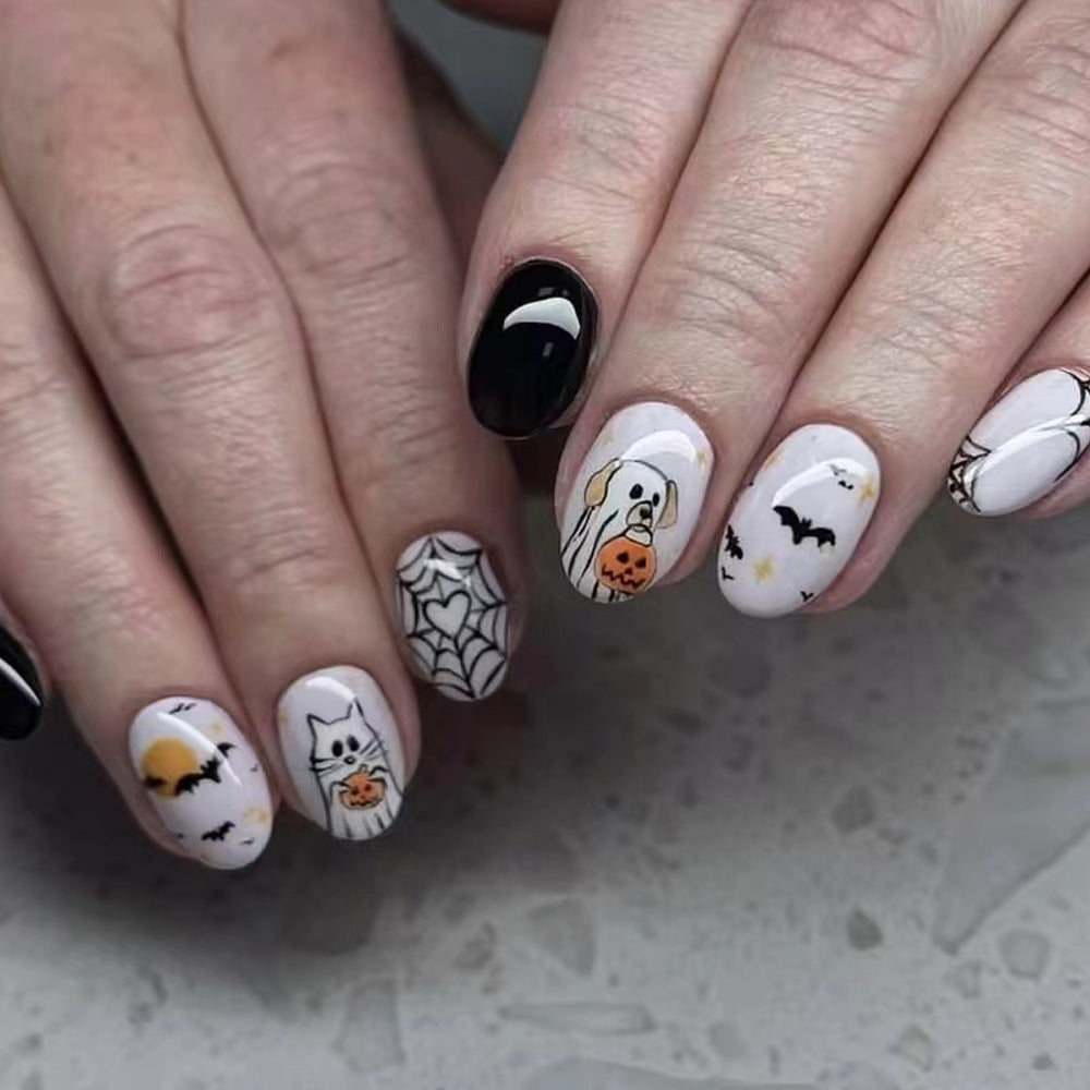 Nail art animal mignon en contraste de couleur noir et blanc