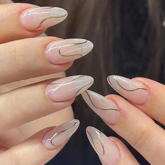 Faux ongles finis à porter avec des embouts d'usure Nail Art